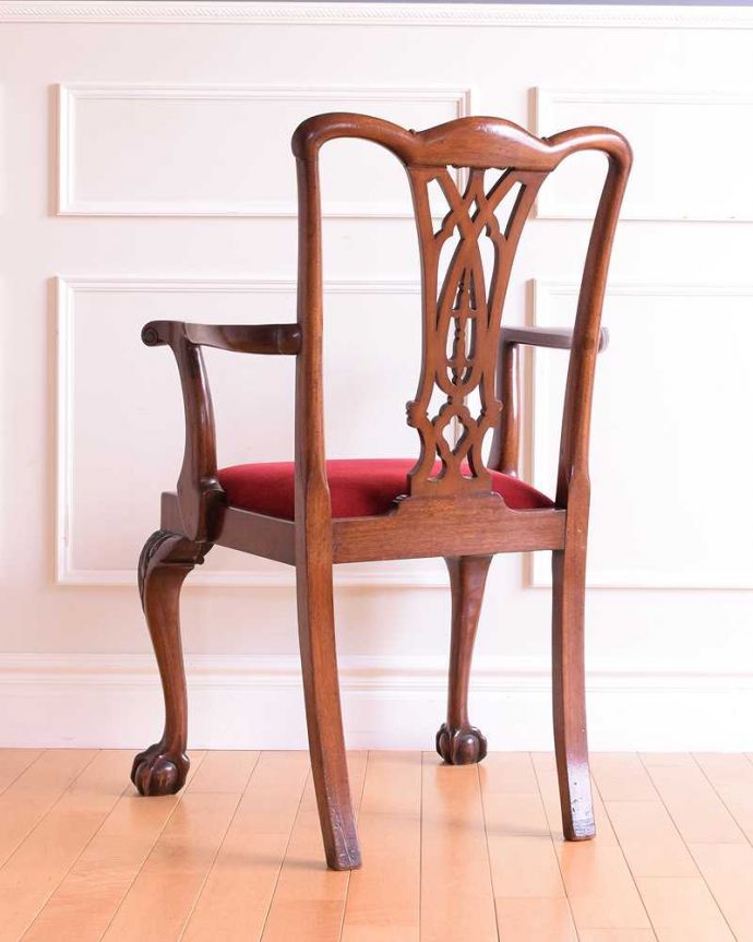 サロンチェア　アンティーク チェア　背もたれと足先が美しいアンティークの椅子チッペンデールチェア。後ろ姿にも自信アリ並べた時に後ろから見ることも多い椅子。(k-1619-c)
