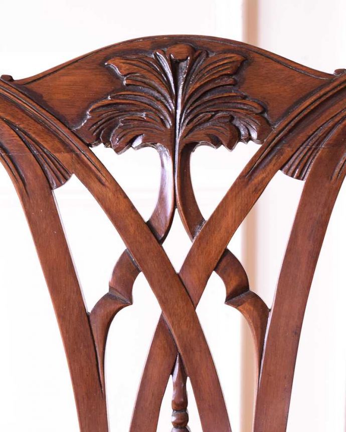 サロンチェア　アンティーク チェア　背もたれと足先が美しいアンティークの椅子チッペンデールチェア。惚れ惚れしちゃう美しさこんなに堅い無垢材に一体どうやって彫ったんだろう？と不思議になるくらい細かい彫にうっとりです。(k-1619-c)