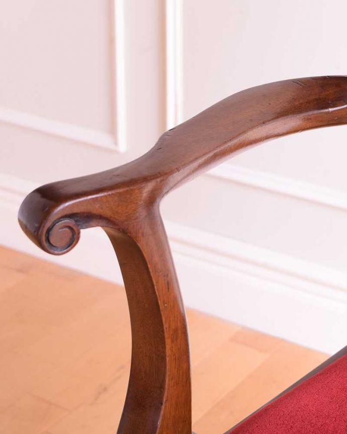 サロンチェア　アンティーク チェア　背もたれと足先が美しいアンティークの椅子チッペンデールチェア。アーム部分にも注目肘を掛けておけるアームチェアは座ったときにやっぱりラク。(k-1619-c)