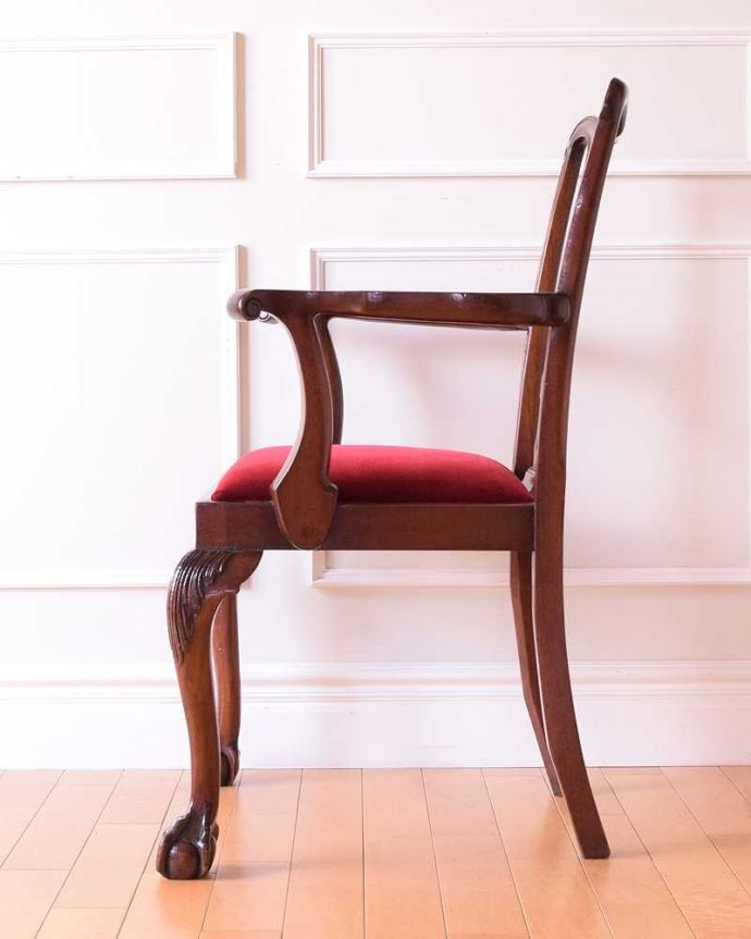 サロンチェア　アンティーク チェア　背もたれと足先が美しいアンティークの椅子チッペンデールチェア。横から見ても優雅な立ち姿背もたれがカーブしているので楽です。(k-1619-c)