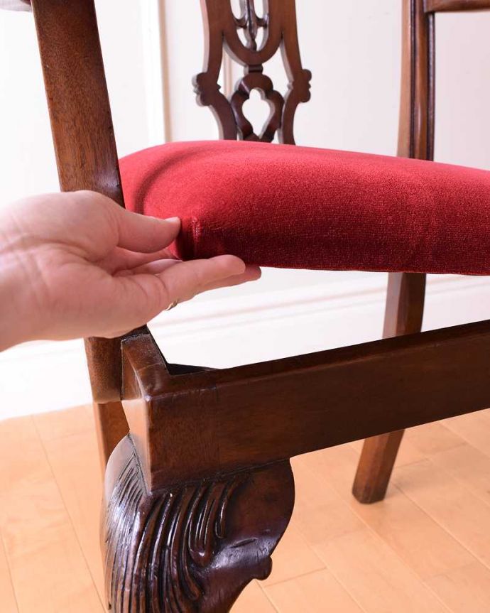 サロンチェア　アンティーク チェア　背もたれと足先が美しいアンティークの椅子チッペンデールチェア。取り外しできます。(k-1619-c)