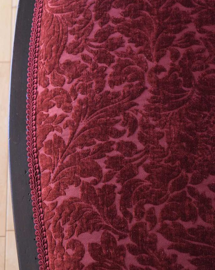セティ・ソファ・ベンチ　アンティーク チェア　英国の優雅なアンティークチェア、背もたれの美しいセティ（長椅子・ソファ）。生地のセレクトもこだわりました優雅なセティの雰囲気そのままに、一番似合う貼り座をじっくり選びました。(k-1620-c)