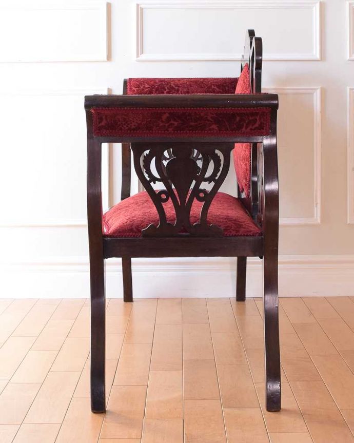 セティ・ソファ・ベンチ　アンティーク チェア　英国の優雅なアンティークチェア、背もたれの美しいセティ（長椅子・ソファ）。横から見ても綺麗な装飾が楽しめます。(k-1620-c)