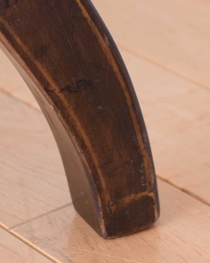 セティ・ソファ・ベンチ　アンティーク チェア　英国の優雅なアンティークチェア、背もたれの美しいセティ（長椅子・ソファ）。持ち上げなくても移動できます！Handleのアンティークは、脚の裏にフェルトキーパーをお付けしていますので、持ち上げなくても床を滑らせて移動させることが出来ます。(k-1620-c)