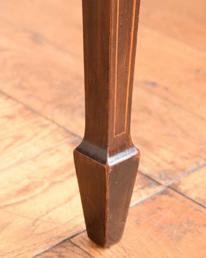 サロンチェア　アンティーク チェア　象嵌が入った貴重なアンティークの椅子、高級感漂うインレイドチェア　。床を滑らせて移動出来ますHandleではアンティークチェアの脚の裏にフェルトキーパーをお付けしています。(k-1621-c)