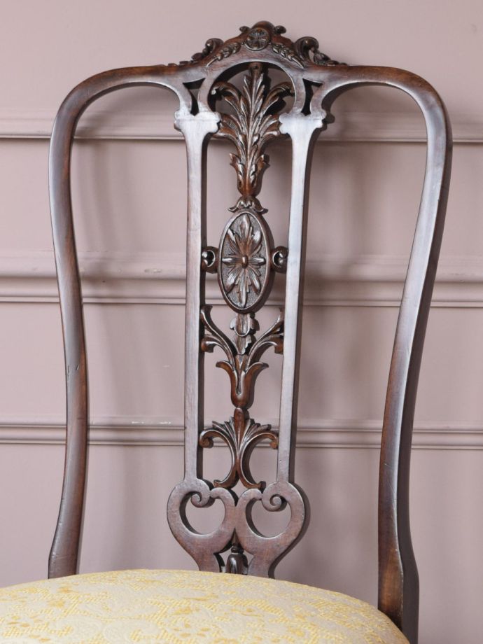 英国から届いた美しいアンティークチェア、透かし彫りが美しいマホガニー材の椅子