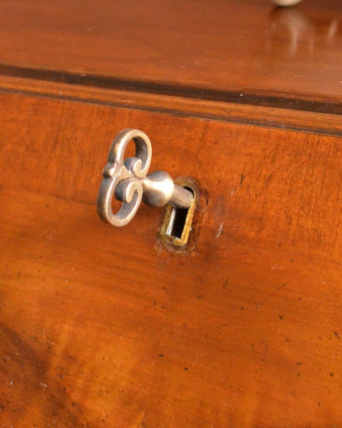 ビューロー　アンティーク家具　使いやすいビューロー（デスク）、キレイなアンティーク英国家具。ビューローの取っ手は鍵で開閉できます。(k-1624-f)