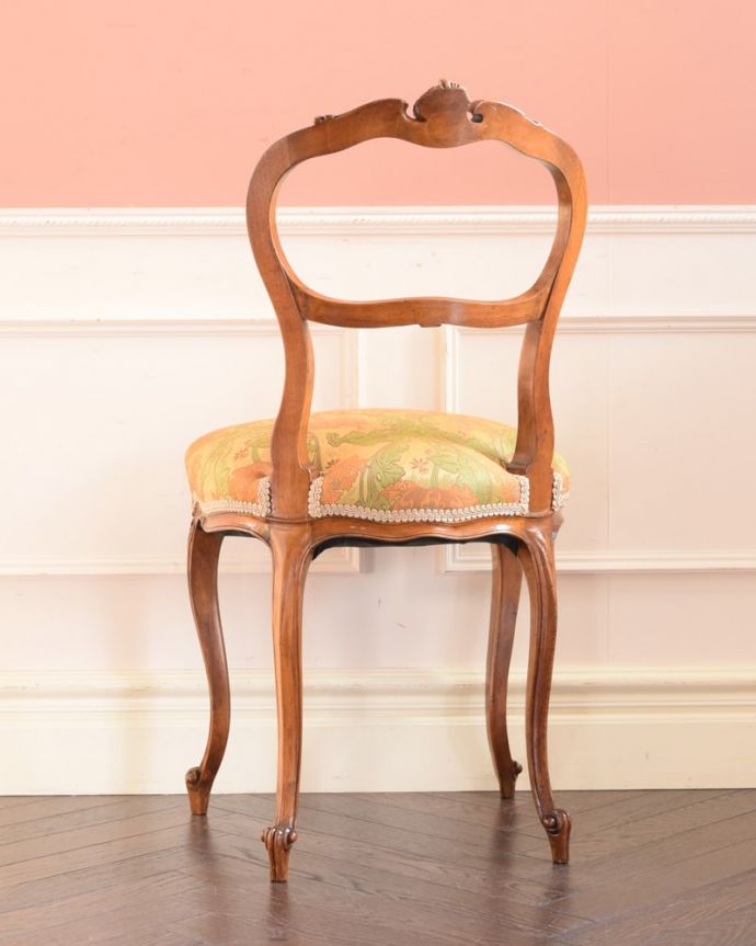 サロンチェア　アンティーク チェア　フランスの華やかな椅子、アンティークのバルーンバックチェア（サロンチェア）。優雅な後ろ姿にうっとり･･･うっとりするほど優雅な後ろ姿。(k-1626-c)