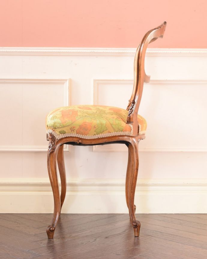 サロンチェア　アンティーク チェア　フランスの華やかな椅子、アンティークのバルーンバックチェア（サロンチェア）。気品の感じられる横顔グルッと360度どの角度から見ても優雅で気品のあるフォルムです。(k-1626-c)