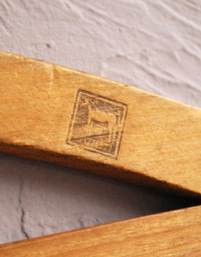 木の雑貨　アンティーク雑貨　木製のイギリスアンティーク雑貨、ナチュラルなハンガー（スタンプ入り）。マークがキレイに残っています。(k-1626-z)