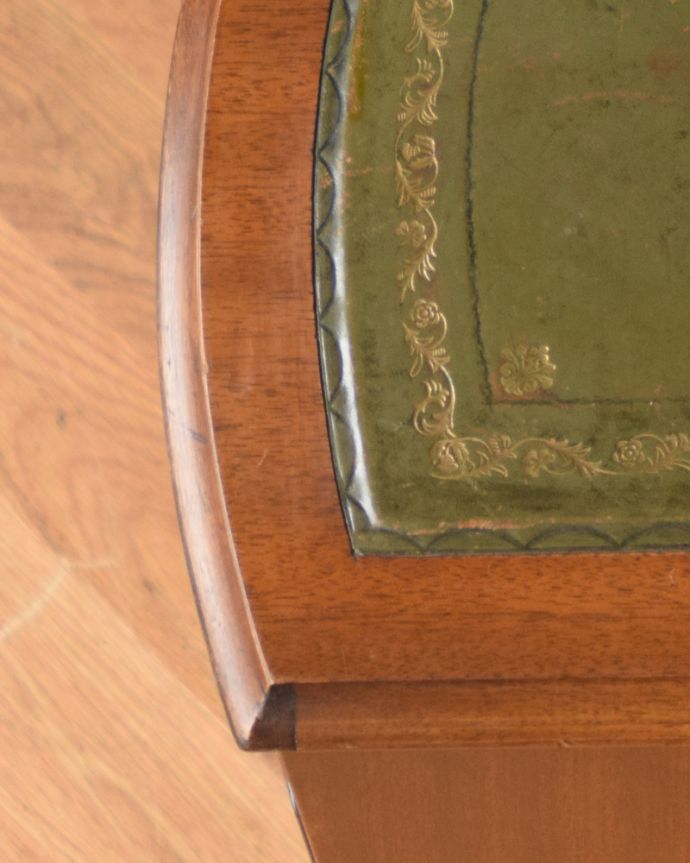 アンティークのデスク・書斎机　アンティーク家具　書斎で楽しむ英国アンティーク、大人のためのデスク。さり気なく入った装飾。(k-1627-f)