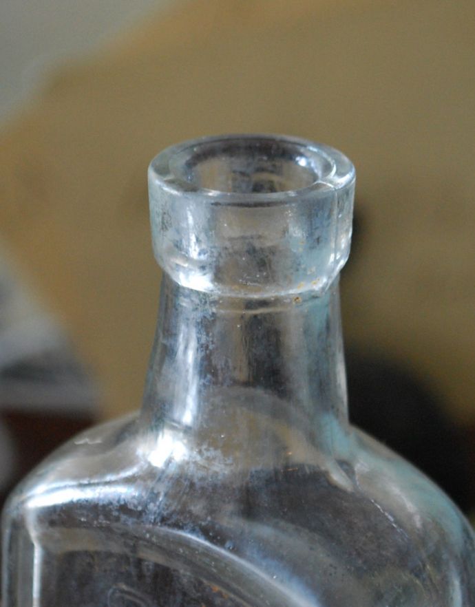 アンティーク雑貨　エンボス入りアンティークガラスボトル（クリアカラー）。長年使われてきたボトルはとっても味わい深い一品です。(k-1629-z)