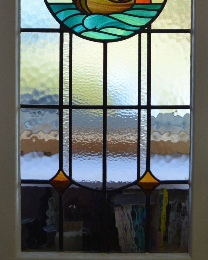 ドア・ゲート　アンティーク家具　大海原を渡って日本にやってきた船のモチーフのステンドグラスが素敵なアンティークドア。当時のガラスが美しく残っていたことにも感動です！アンティークガラスの質感をお楽しみください。(k-1630-f)