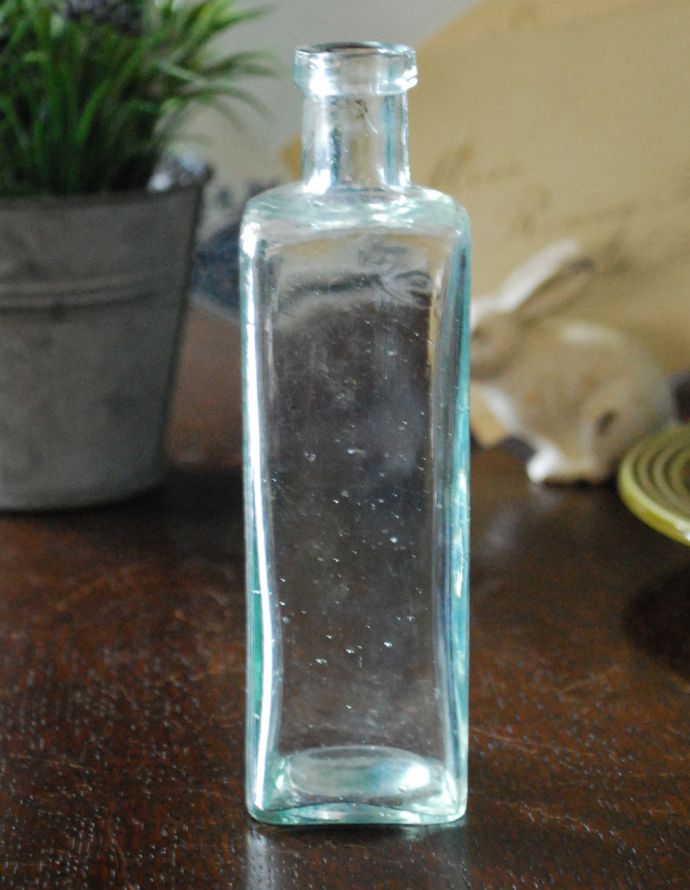 アンティークガラスボトル、四角いエンボス入りのガラス瓶