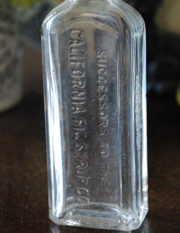 アンティーク ガラスボトル　アンティーク雑貨　１輪挿しにピッタリなアンティークガラスボトル（エンボス入り）。ミルクや薬品、調味料など様々な用途で使われてきたアンティークボトルたちです。(k-1631-z)