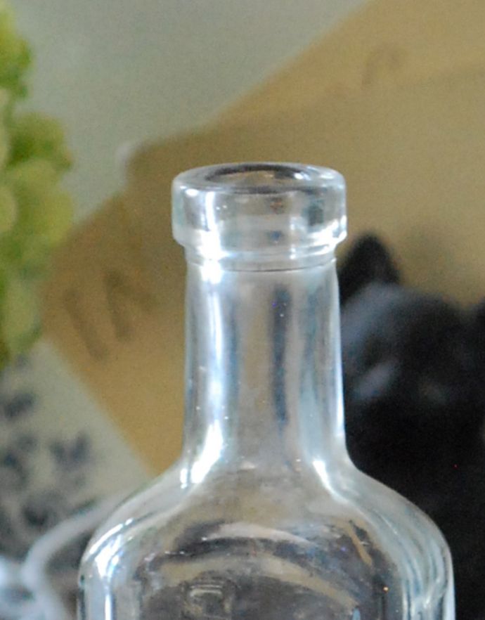 アンティーク ガラスボトル　アンティーク雑貨　１輪挿しにピッタリなアンティークガラスボトル（エンボス入り）。長年使われてきたボトルはとっても味わい深い一品です。(k-1631-z)