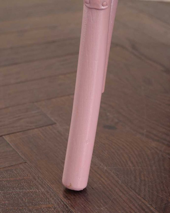 ロイドルーム　アンティーク チェア　丈夫で軽いイギリスアンティークのロイドルームチェア 。床を滑らせて移動出来ますHandleではアンティークチェアの脚の裏にフェルトキーパーをお付けしています。(k-1632-c)