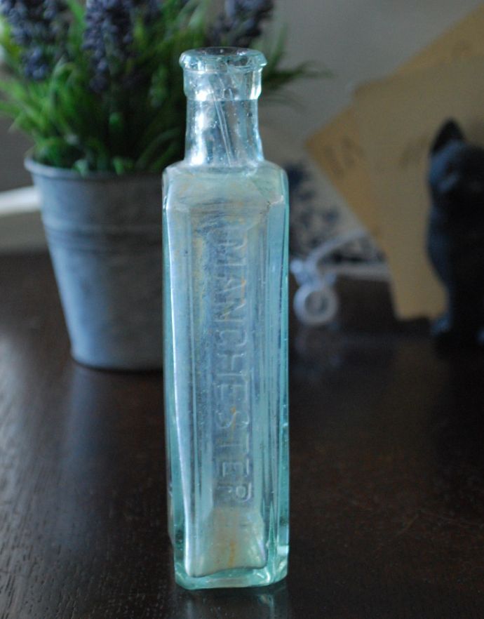 アンティーク ガラスボトル　アンティーク雑貨　爽やかなアイスブルーのエンボス入りアンティークガラスボトル。ミルクや薬品、調味料など様々な用途で使われてきたアンティークボトルたちです。(k-1632-z)