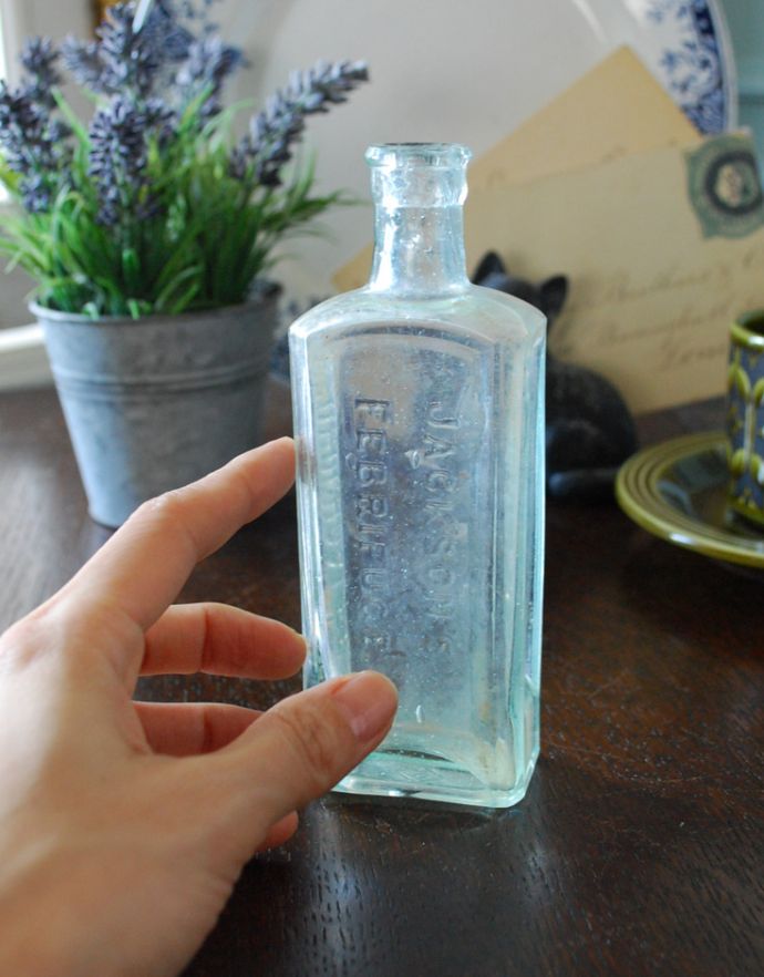 アンティーク ガラスボトル　アンティーク雑貨　爽やかなアイスブルーのエンボス入りアンティークガラスボトル。いろんな大きさや形のガラスボトルを並べるだけでお洒落になります。(k-1632-z)