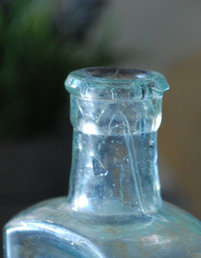 アンティーク ガラスボトル　アンティーク雑貨　爽やかなアイスブルーのエンボス入りアンティークガラスボトル。長年使われてきたボトルはとっても味わい深い一品です。(k-1632-z)