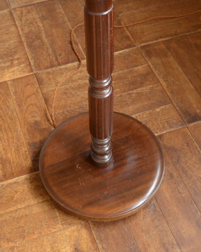 スタンドライト　照明・ライティング　英国のアンティークフロアスタンド、フリンジがたっぷり付いたエレガントなフロアランプ（Ｂ22シャンデリア球付）。スタンドは、木製です。(k-1633-f)