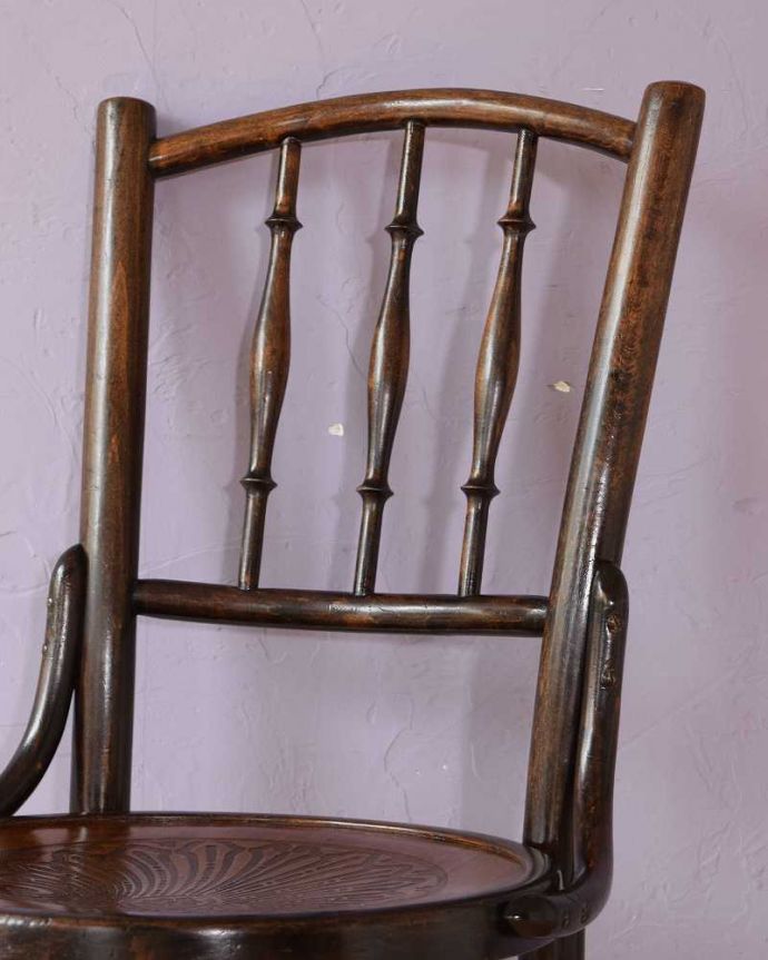 ベントウッドチェア　アンティーク チェア　英国輸入の椅子、バンブーの背もたれがお洒落なアンティークベントウッドチェア。美しいだけじゃなくて強い！背もたれは木を切り出しているのではなく、1本の木材を蒸気で蒸して曲げているので、繊維が断ち切られず粘りがあって丈夫なんです。(k-1635-c)