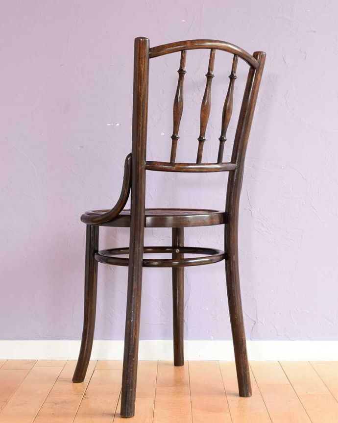 ベントウッドチェア　アンティーク チェア　英国輸入の椅子、バンブーの背もたれがお洒落なアンティークベントウッドチェア。後ろ姿にも自信があります！アンティークは新品ではないので経年変化によるキズはありますが、しっかり修復して組み直したので安心して座って頂けます。(k-1635-c)