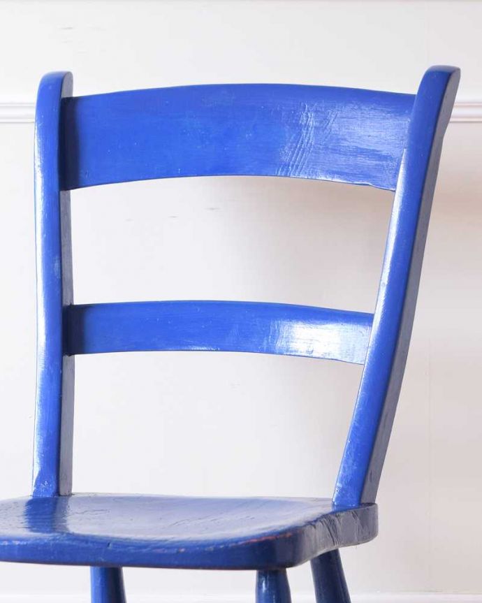 キッチンチェア　アンティーク チェア　アクセントカラーにピッタリなブルーのアンティークキッチンチェア。お部屋のアクセントになる可愛いペイントもともとキッチンで実用的に使われていた椅子は、長い年月の間に何度も好きな色が重ねられて、アンティークだけが持ついい風合いのペイントになっています。(k-1636-c)