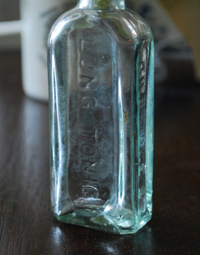 ナチュラルカントリースタイル　アンティーク雑貨　１輪挿しにもオススメの小さいアンティークガラスボトル。ミルクや薬品、調味料など様々な用途で使われてきたアンティークボトルたちです。(k-1636-z)