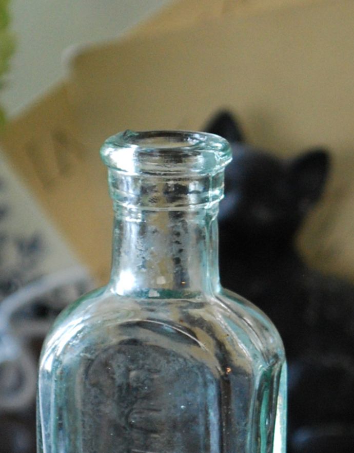 ナチュラルカントリースタイル　アンティーク雑貨　１輪挿しにもオススメの小さいアンティークガラスボトル。長年使われてきたボトルはとっても味わい深い一品です。(k-1636-z)