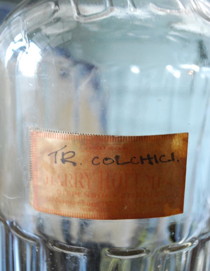 ナチュラルカントリースタイル　アンティーク雑貨　コルク付きの大きなアンティークガラスボトル （ラベル付き）。ミルクや薬品、調味料など様々な用途で使われてきたアンティークボトルたちです。(k-1638-z)