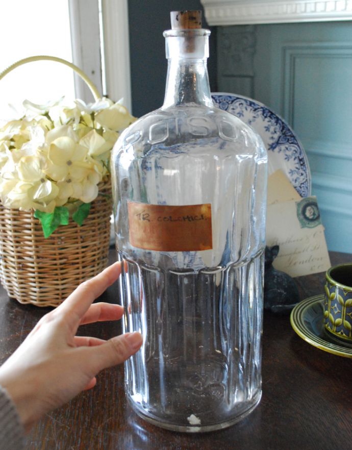 ナチュラルカントリースタイル　アンティーク雑貨　コルク付きの大きなアンティークガラスボトル （ラベル付き）。大きなサイズのガラスボトルは中々出会えないアイテムです。(k-1638-z)