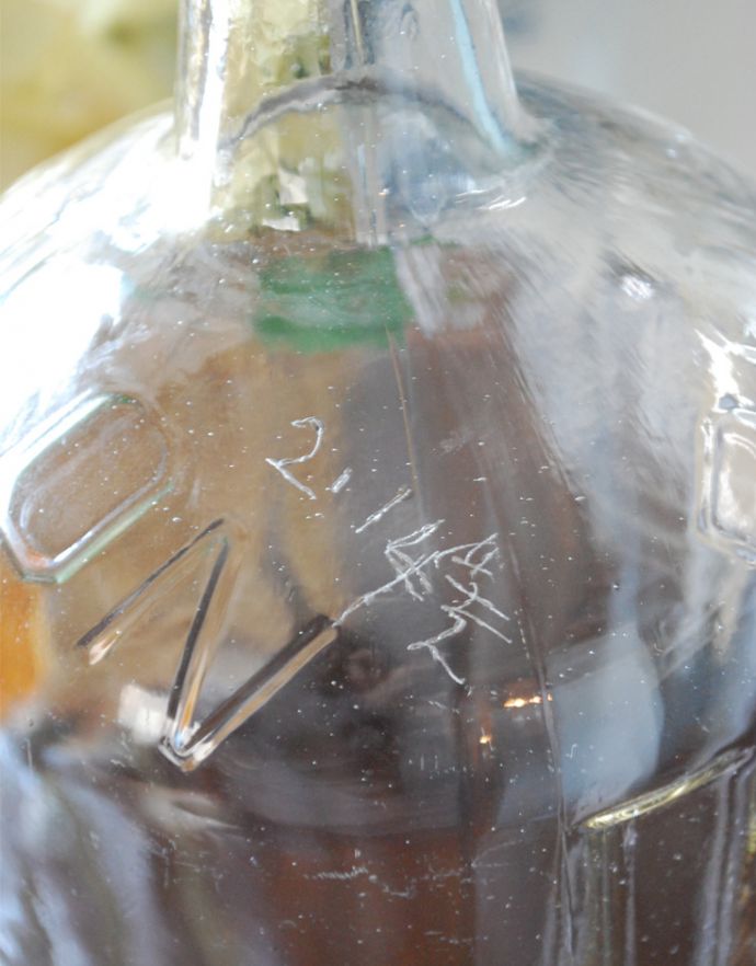 ナチュラルカントリースタイル　アンティーク雑貨　コルク付きの大きなアンティークガラスボトル （ラベル付き）。アンティークのため、多少の欠け・傷がある場合がありますが、使用上問題はありませんので、ご了承下さい。(k-1638-z)