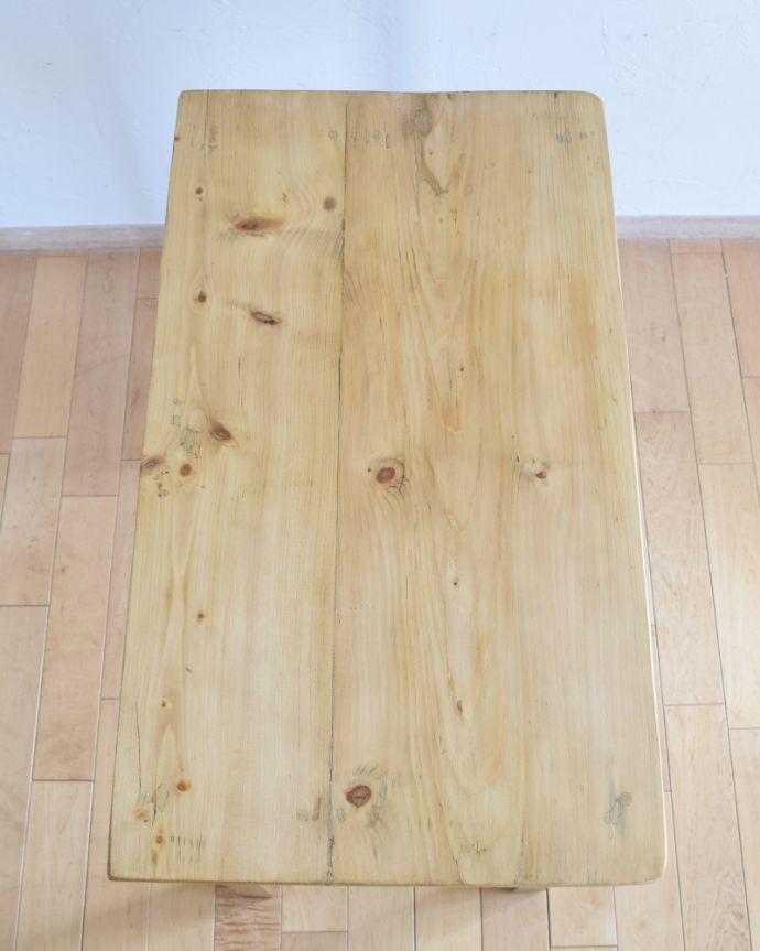 ロイドテーブル　アンティーク家具　パイン材のかわいいライティングデスク、ナチュラルなアンティーク家具。天板は薄い茶色の木製です。(k-1639-f)