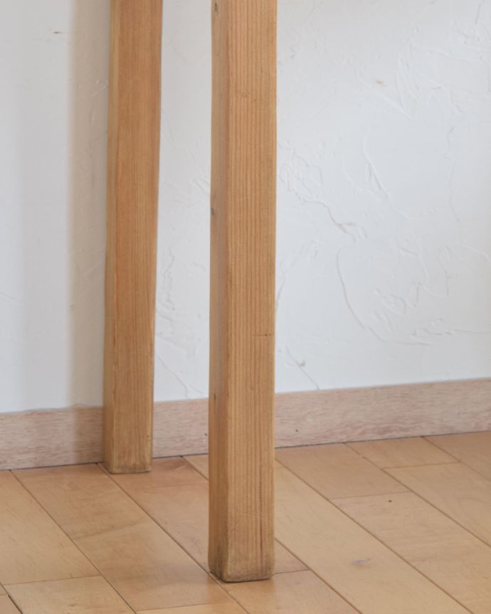 ロイドテーブル　アンティーク家具　パイン材のかわいいライティングデスク、ナチュラルなアンティーク家具。安定感のある脚がしっかり支えます。(k-1639-f)