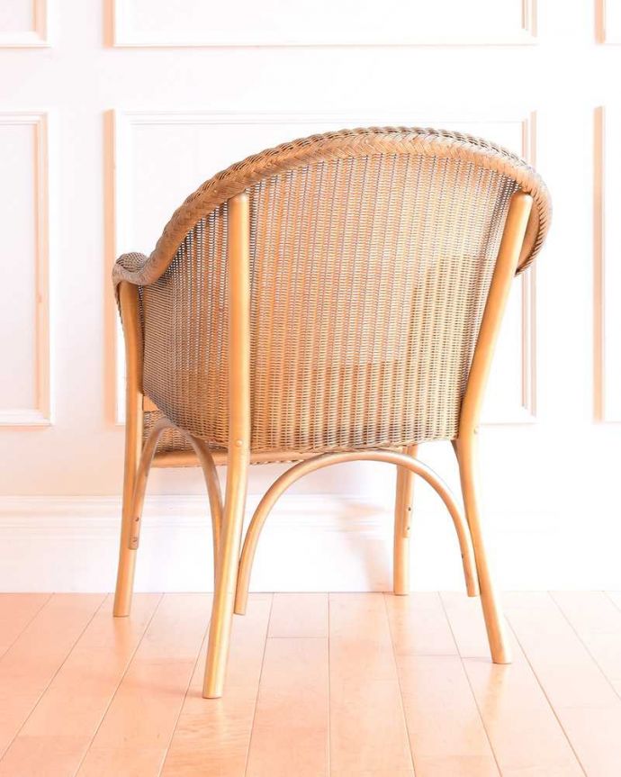ロイドルーム　アンティーク チェア　アンティークの英国椅子、丈夫で軽いロイドルームチェア 。後ろ姿にも自信があります！アンティークは新品ではないので経年変化によるキズはありますが、専門の職人が目立たないようキレイにお直しをしているので、後姿までキレイです。(k-1640-c)