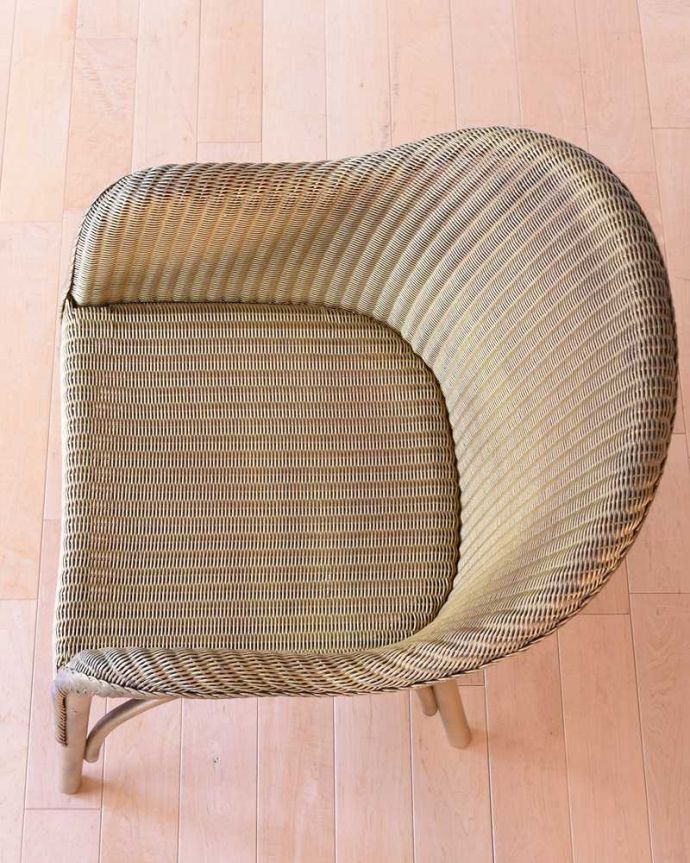 ロイドルーム　アンティーク チェア　アンティークの英国椅子、丈夫で軽いロイドルームチェア 。しっかり編み込まれているので座り心地抜群です座面は広々していて、キレイにペイントされています。(k-1640-c)