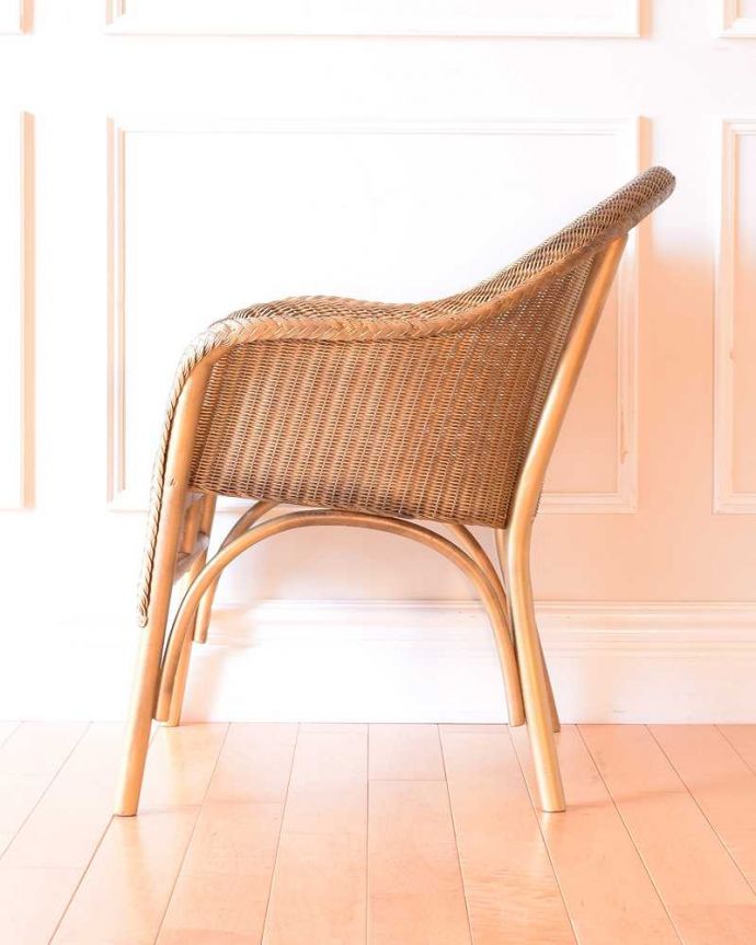 ロイドルーム　アンティーク チェア　アンティークの英国椅子、丈夫で軽いロイドルームチェア 。横から見るとこんな感じです背もたれがゆるやかにカーブしているので、深く腰掛けるとよりリラックスできます。(k-1640-c)