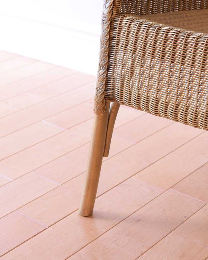 ロイドルーム　アンティーク チェア　アンティークの英国椅子、丈夫で軽いロイドルームチェア 。床を滑らせて移動出来ますHandleではアンティークチェアの脚の裏にフェルトキーパーをお付けしています。(k-1640-c)