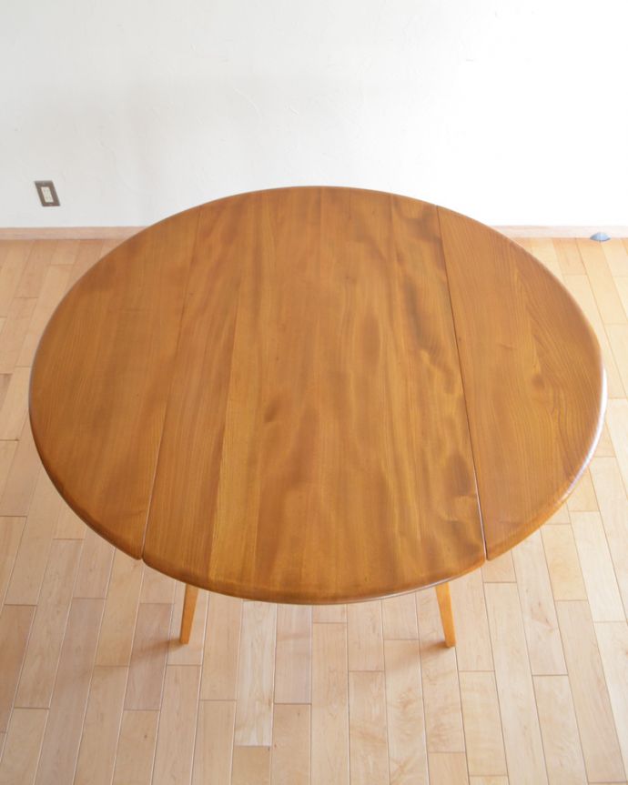 アーコールの家具　アンティーク家具　シンプルなデザインのアーコール社、伸張式のアンティークダイニングテーブル 。丸くて優しい雰囲気の天板です。(k-1640-f)
