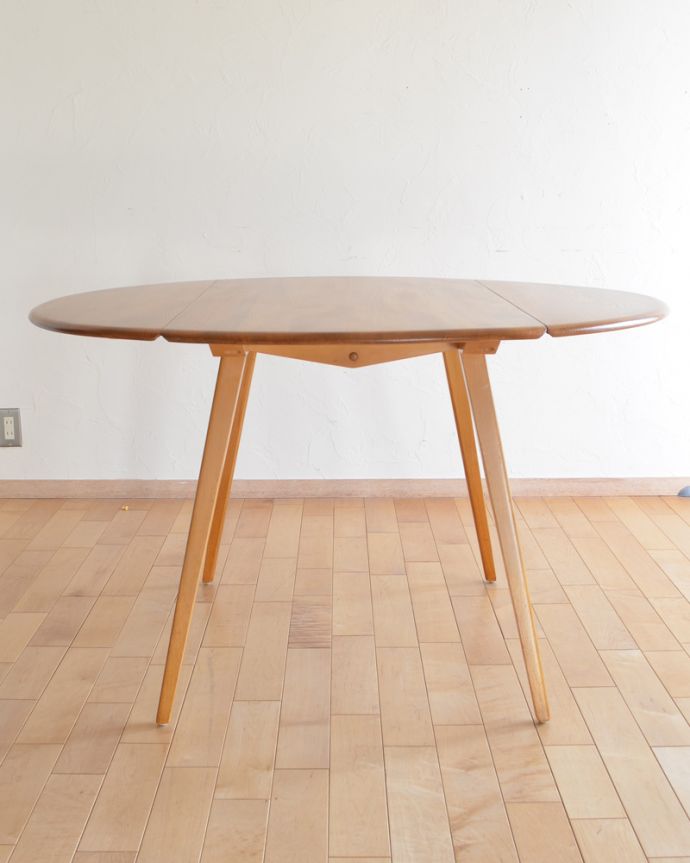 アーコールの家具　アンティーク家具　シンプルなデザインのアーコール社、伸張式のアンティークダイニングテーブル 。２〜４人で使える大きさです。(k-1640-f)