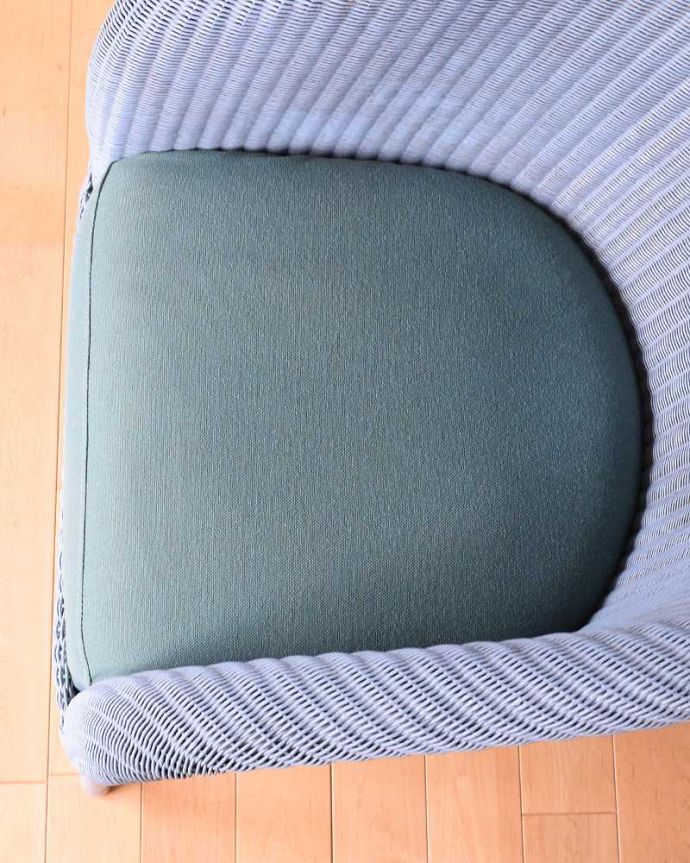 ロイドルーム　アンティーク チェア　イギリス輸入のアンティークロイドルームチェア（クッション付き）。座面を上から見るとこんな感じ座面は布貼りなので、長時間座っても疲れません。(k-1641-c)