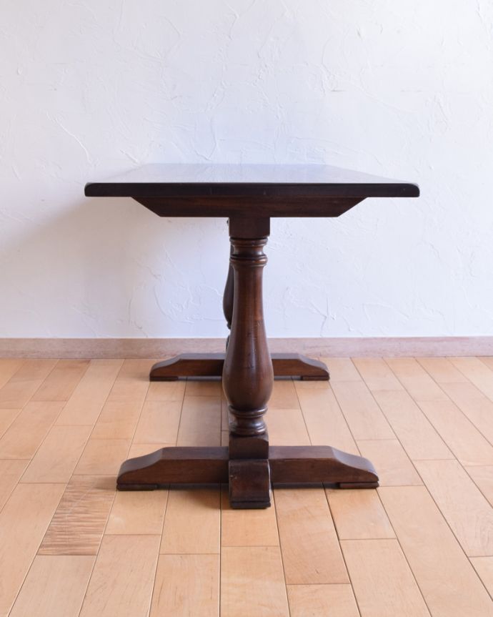 ロイドテーブル　アンティーク家具　ゆったりサイズのコーヒーテーブル、２本脚のアンティーク家具。きちんとメンテナンスしていますので、届いたその日からお使いいただけます。(k-1641-f)