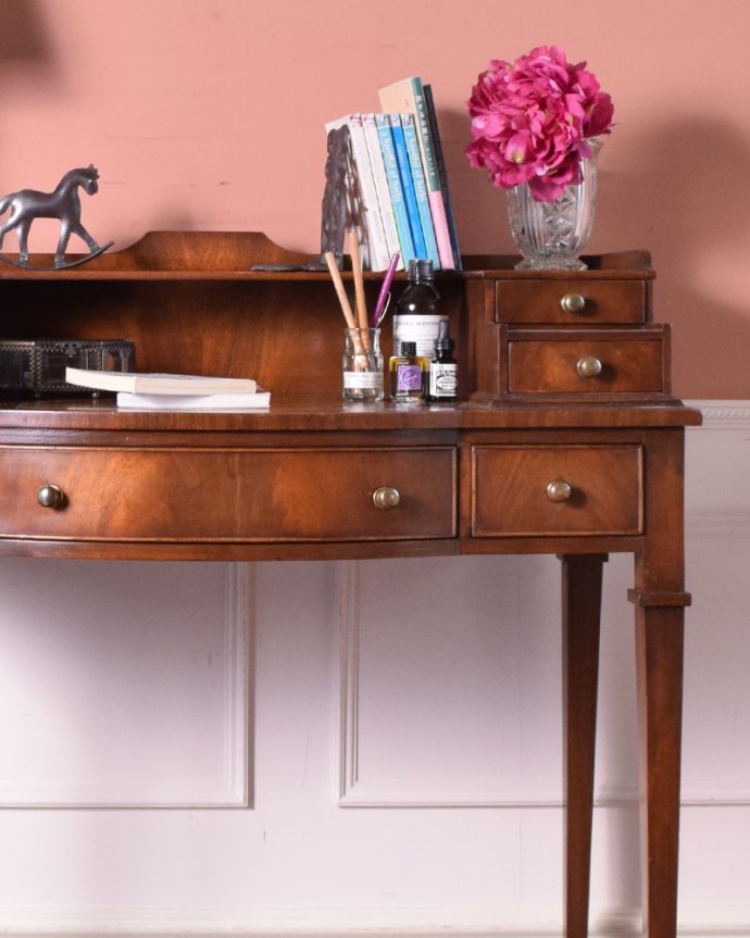 アンティークのデスク・書斎机　アンティーク家具　洗練されたウォルナット材の木目が魅力なデスク（勉強机）、アンティーク英国家具。隅々に細やかな彫が施されています。(k-1642-f)