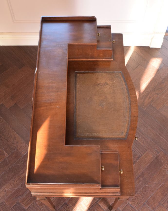 アンティークのデスク・書斎机　アンティーク家具　洗練されたウォルナット材の木目が魅力なデスク（勉強机）、アンティーク英国家具。広い天板もキレイに仕上げました。(k-1642-f)