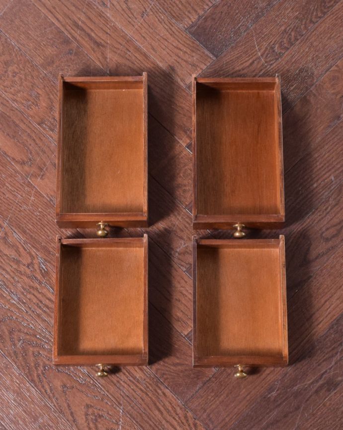 アンティークのデスク・書斎机　アンティーク家具　洗練されたウォルナット材の木目が魅力なデスク（勉強机）、アンティーク英国家具。天板の上に、小さい引き出しが４杯あります。(k-1642-f)