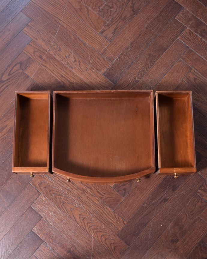 アンティークのデスク・書斎机　アンティーク家具　洗練されたウォルナット材の木目が魅力なデスク（勉強机）、アンティーク英国家具。さらに、引き出しは３杯あります！化粧道具を入れたり、書斎で使うツールを整理してもいいですね。(k-1642-f)