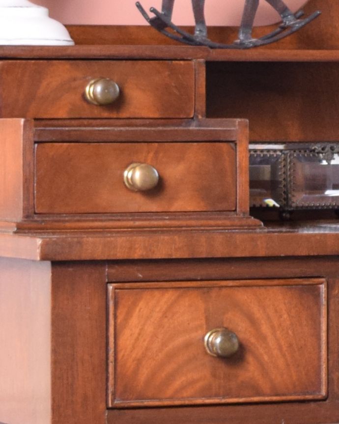アンティークのデスク・書斎机　アンティーク家具　洗練されたウォルナット材の木目が魅力なデスク（勉強机）、アンティーク英国家具。引き出しの取っ手です。(k-1642-f)