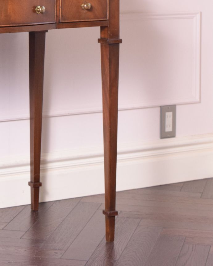 アンティークのデスク・書斎机　アンティーク家具　洗練されたウォルナット材の木目が魅力なデスク（勉強机）、アンティーク英国家具。しっかりテーブルを支えます。(k-1642-f)