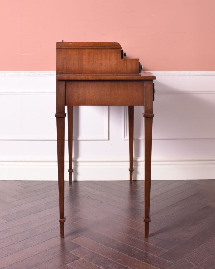 アンティークのデスク・書斎机　アンティーク家具　洗練されたウォルナット材の木目が魅力なデスク（勉強机）、アンティーク英国家具。サイドから見ても雰囲気があります。(k-1642-f)